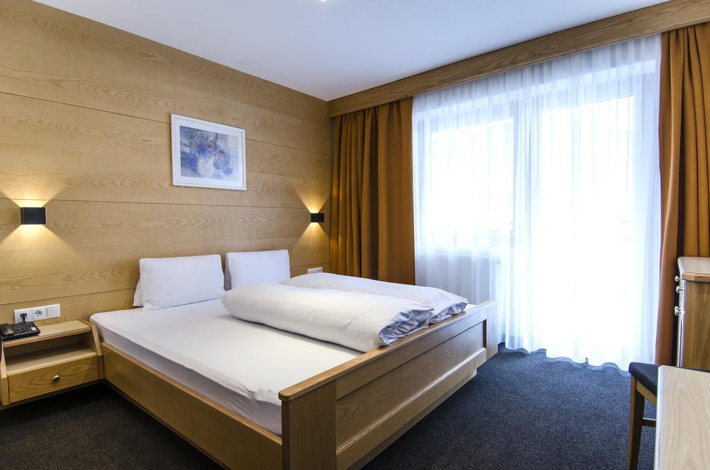 Hotel Garni Persutt Ischgl Exteriör bild